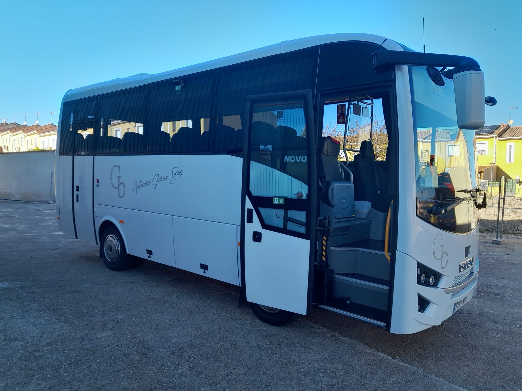 Microbús Isuzu Novo de Autocares García Bus, 29 plazas